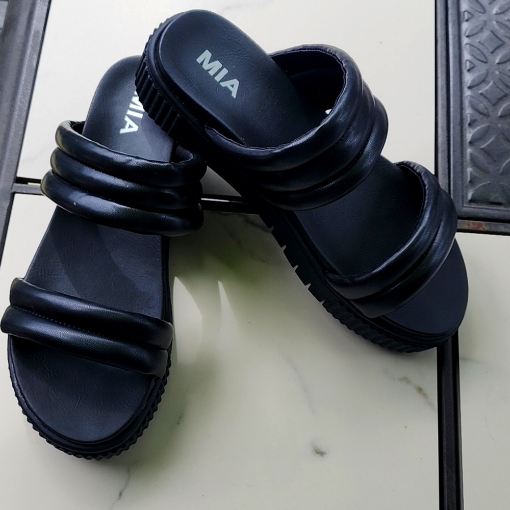 MIA platform sandals NWOT. Summer ready!!